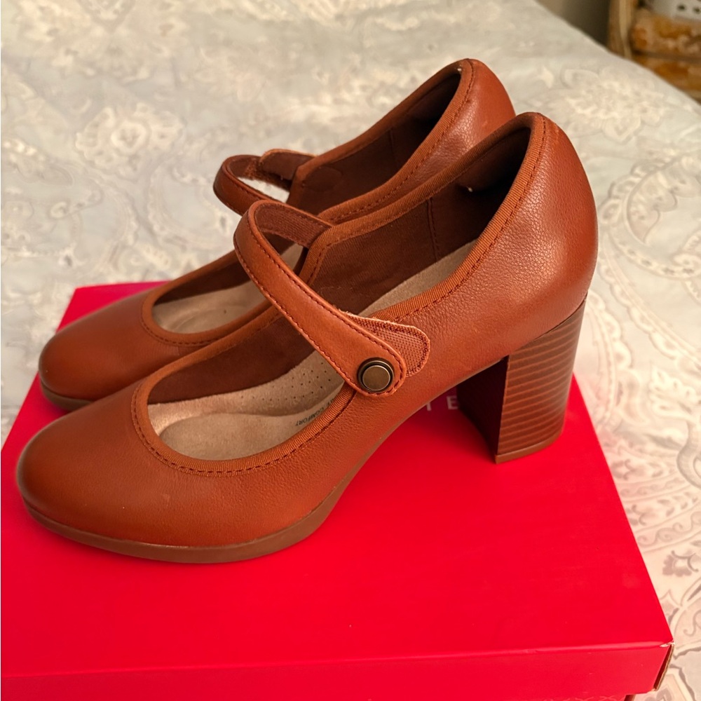 Chic Tan Mary Jane Heels